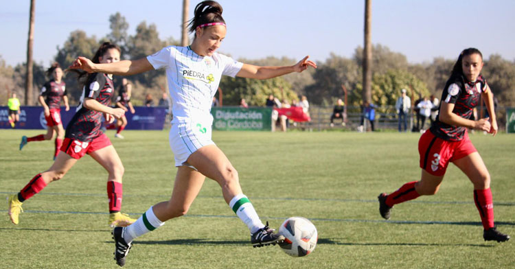 Elisa Tomé conduce un contraataque en el partido de ida ante el Athletic B. Foto: CCF