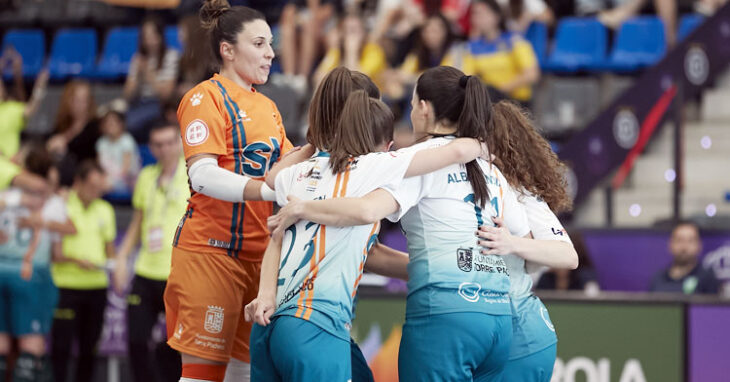 Cristina García, a la izquierda, celebrando el gol con sus compañeras. Foto: RFEF
