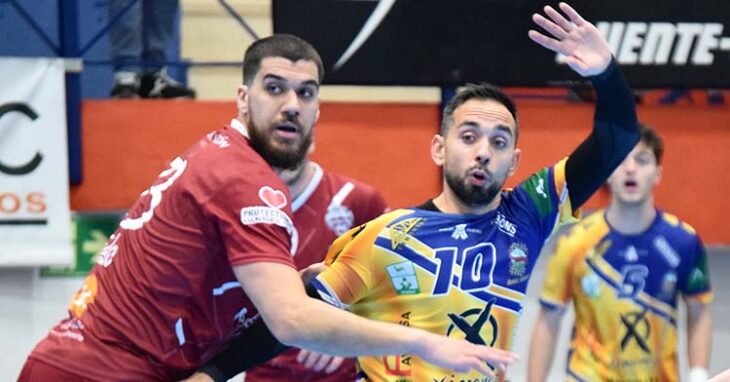 José Cuenca pidiendo el balón en la circulación.