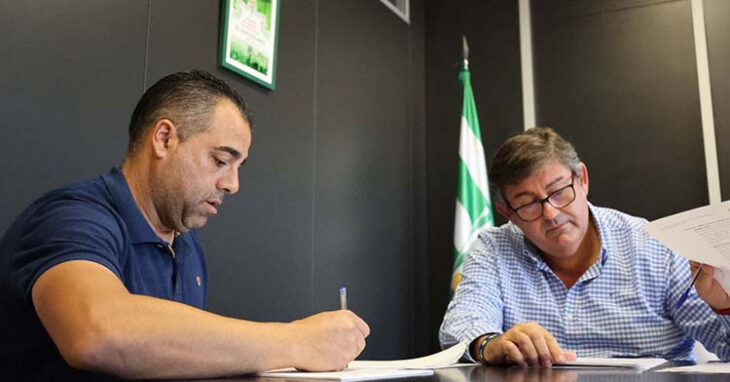 Germán Crespo firmando su nuevo contrato hace unos meses. Foto: CCF