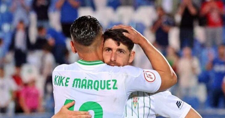 Kike Márquez consolando a Javi Flores tras la derrota en Linares.