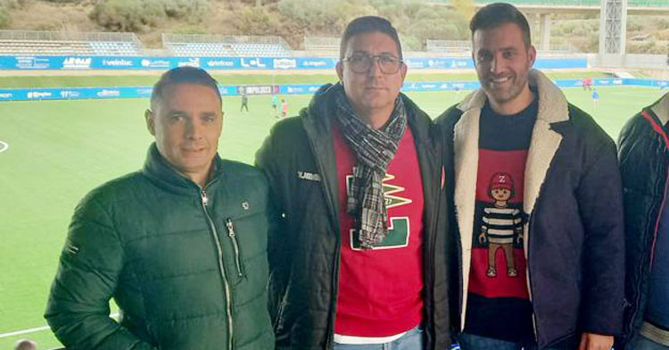 Francis Cabeza en un duelo de este curso junto a su directiva y el Presidente-Delegado de la RFAF en Córdoba Martín Torralbo. Foto: RFAF