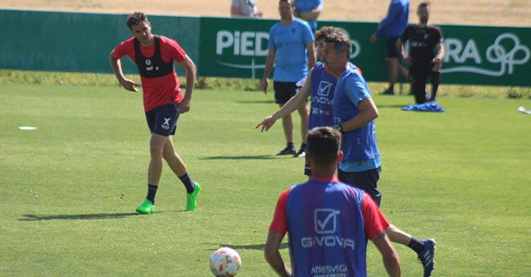 Gaspar Gálvez sacando el balón jugado en su vuelta al puesto de central tras retirarse hace ocho años.
