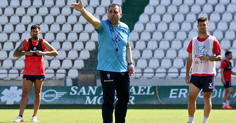 Germán Crespo dando instrucciones esta mañana a sus hombres en la vuelta a los entrenamientos.