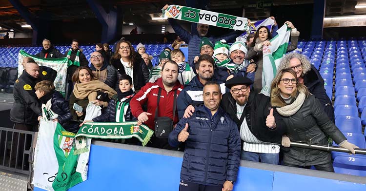Germán Crespo arropado por el cordobesismo en el desplazamiento a Riazor de la primera vuelta.