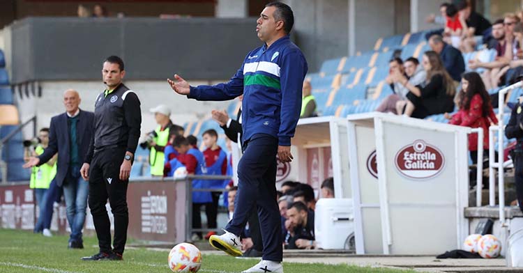 Germán Crespo dando instrucciones vanas a sus hombres desde la banda de Pasarón.