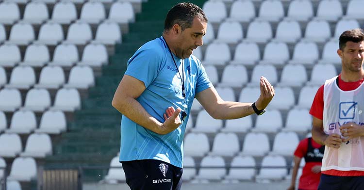 Germán Crespo dando instrucciones a la plantilla.