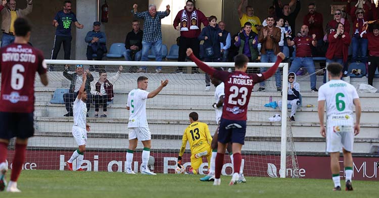 Lamento. Los jugadores del Córdoba CF pidiendo fuera de juego en el segundo tanto del Pontevedra