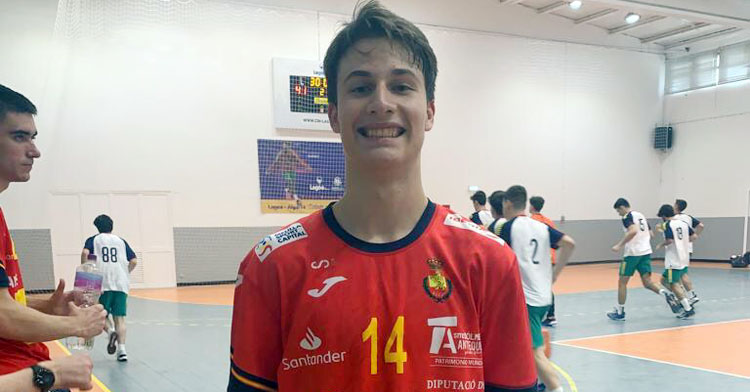 Javi Castilla con la elástica de la nacional. Foto: CBM