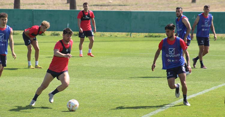 Javi Flores encarando a Calderón, ambos fueron suplentes en el debut de Manuel Mosquera.