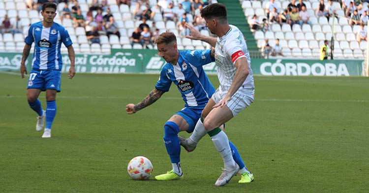 Javi Flores da un pase en el partido ante el Dépor en El Arcángel. Autor: Paco Jiménez