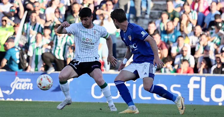 Javi Flores controla al balón ante un jugador del Linares.