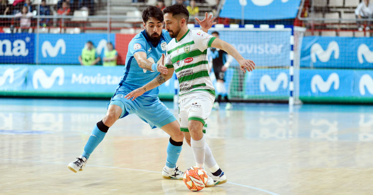 Jesulito intenta burlar la presión de Éric Martel. Foto: Movistar Inter