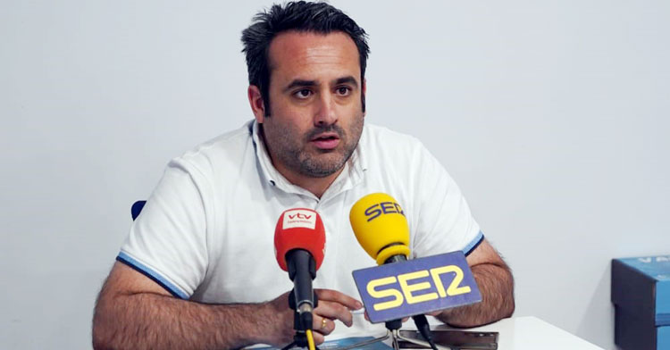 Jorge Torres atendiendo a los medios. Foto: Ciudad de Lucena