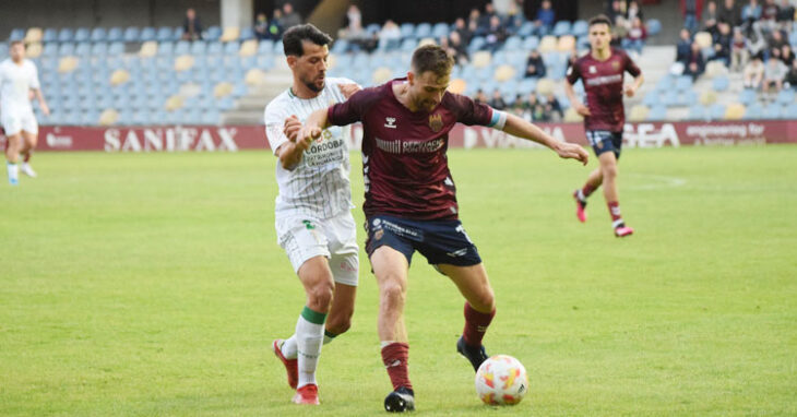 José Ruiz tapa a un jugador granate el pasado encuentro. Foto: Pontevedra CF