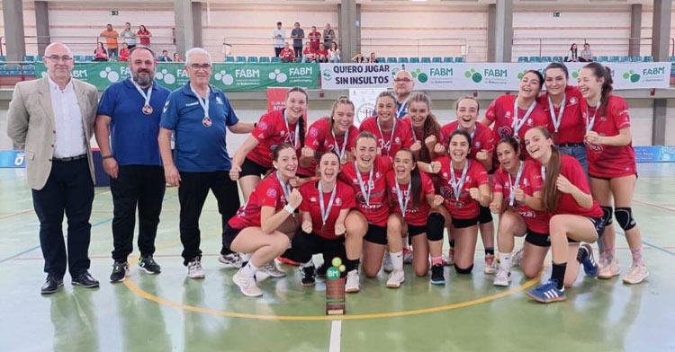 Las juveniles granates posando con sus medallas en Roquetas de Mar. Foto: CBM
