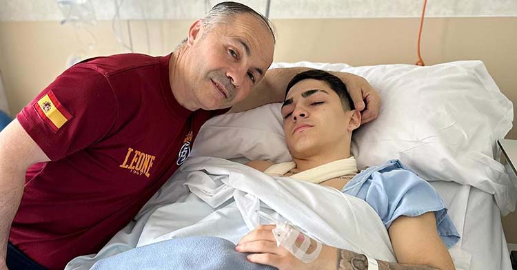 Rafa Lozano, padre e hijo, tras la operación del segundo en el Hospital Sanitas La Zarzuela de Madrid.