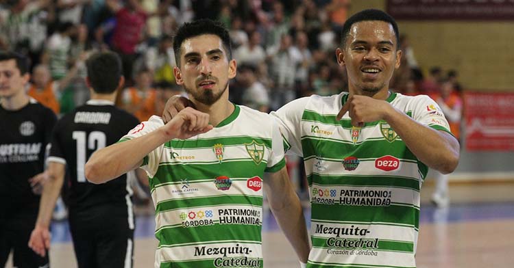 Lucas Bolo celebrando sus dos goles con el thailadés Muhamed.
