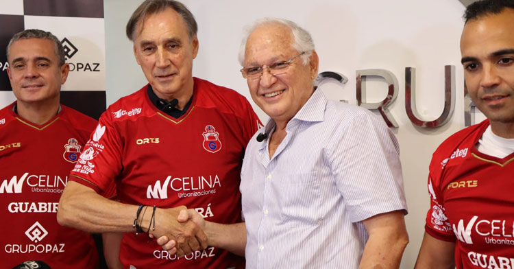 Miguel Ángel Portugal con los dirigentes de Guabirá y sus colaboradores en la presentación. Foto: Guabirá de Montero