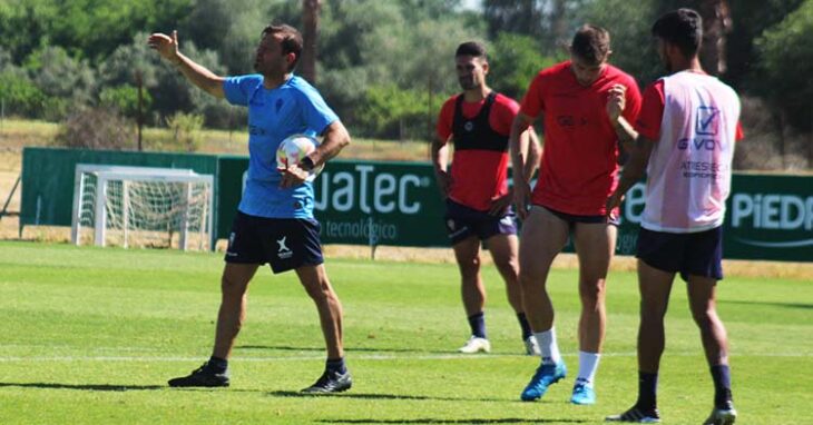 Manuel Mosquera dando instrucciones a sus hombres.