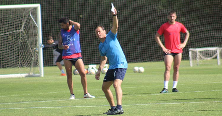 Manuel Mosquera dando instrucciones a sus pupilos.