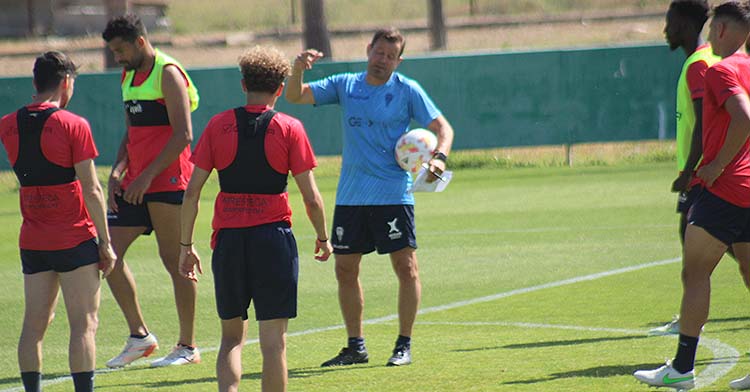 Manuel Mosquera dirigiéndose a su equipo.