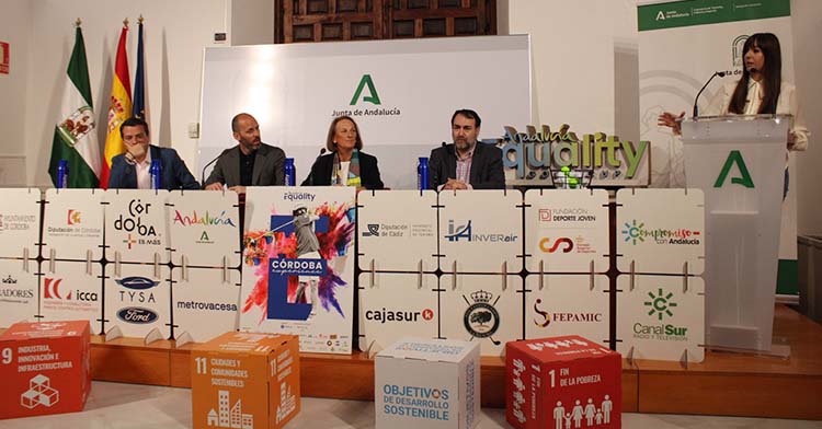 La directora del Andalucía Equality Golf Cup, Margarita Pérez-Calderón, presentando el circuito junto al alcalde de Córdoba, la presidenta del Real Club de Campo, el secretario de FEPAMIC y Eduardo Lucena.
