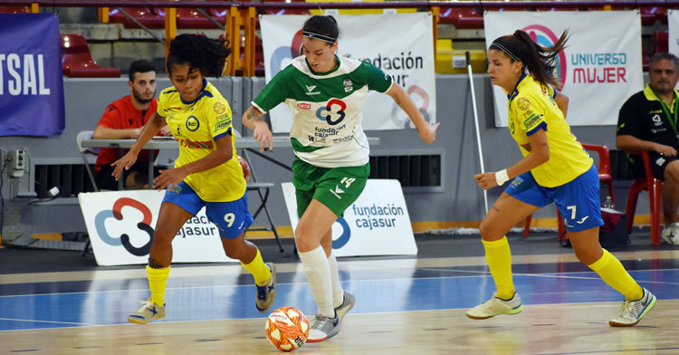 Neiva trata de desembarazarse de dos rivales en un encuentro del Deportivo Córdoba Cajasur. Foto: Rafael Santiago