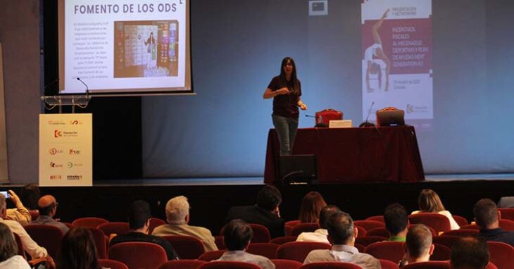 La directora de Andalucía Equality Golf Cup, Margarita Pérez Calderón, durante su conferencia sobre los beneficios fiscales de los patrocinios del circuito solidario.