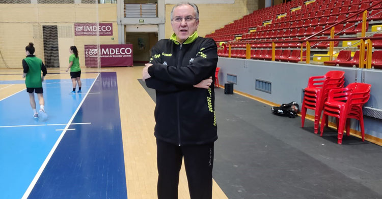 Pablo García siguiendo una sesión de entrenamiento en Vista Alegre