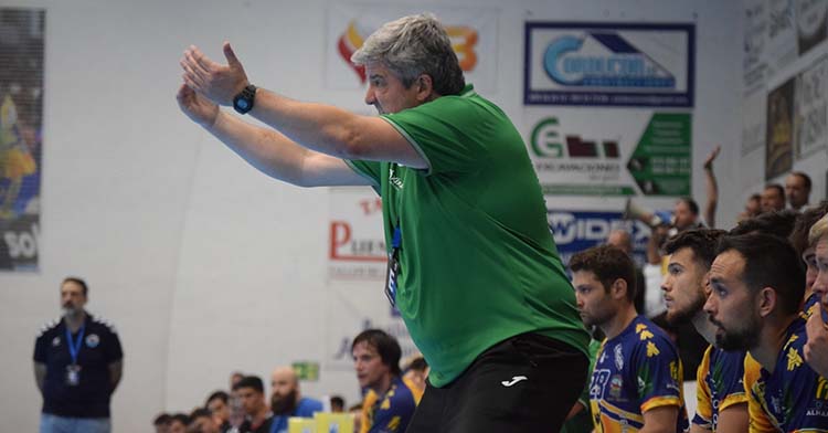 Paco Bustos dando instrucciones en la banda del Alcalde Miguel Salas.