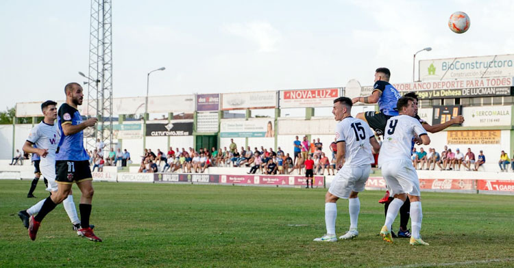 Pozoalbenses y espeleños en uno de sus duelos de esta temporada. Foto: CD Pozoblanco