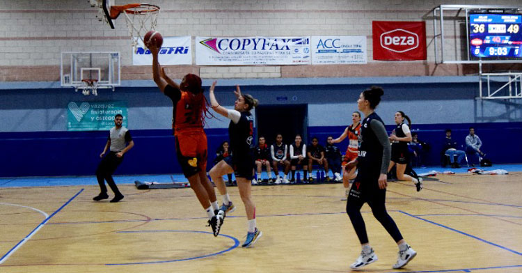 Marta Martínez intenta dificultar la bandeja de una rival. Foto: Laclasi.es