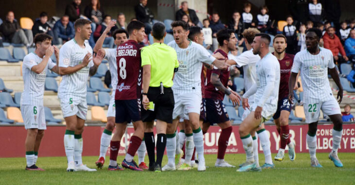 Desesperados. Los jugadores del Córdoba rodeando al árbitro en Pasarón. Foto: Pontevedra CF