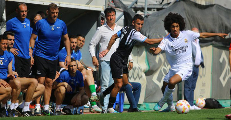 Rafa Escobar sigue desde su área técnica el partido de la Balona ante el Castilla. Foto: Real Balompedica Linense