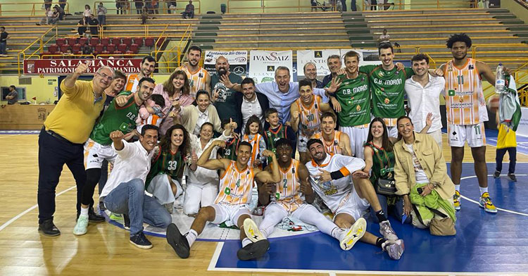 José Antonio Santaella posando con sus jugadores tras la permanencia. Foto: CB Morón