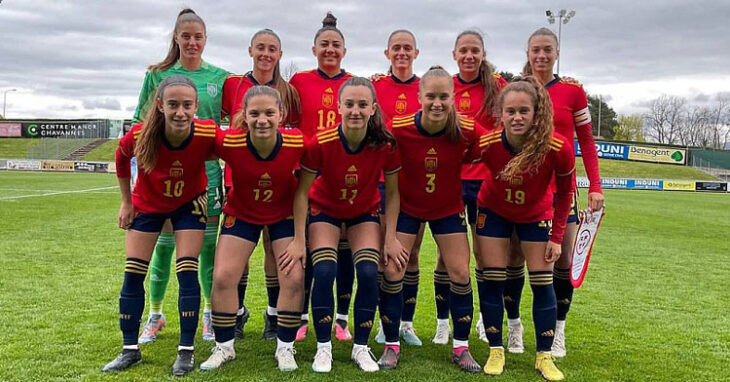 La selección española sub19, con Wifi como titular, formando antes de medirse a Inglaterra. Foto: RFEF