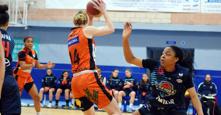 Noemí Ugochukwu defendiendo a una rival. Foto: Laclasi.es