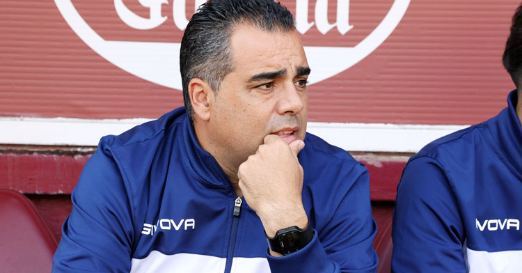 Germán Crespo siguiendo el partido en el banquillo de Pasarón.