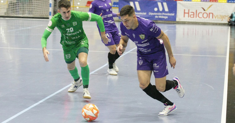 Álex Viana se escapa del marcaje de su rival en el encuentro de ida en Antequera. Foto: Córdoba Futsal-