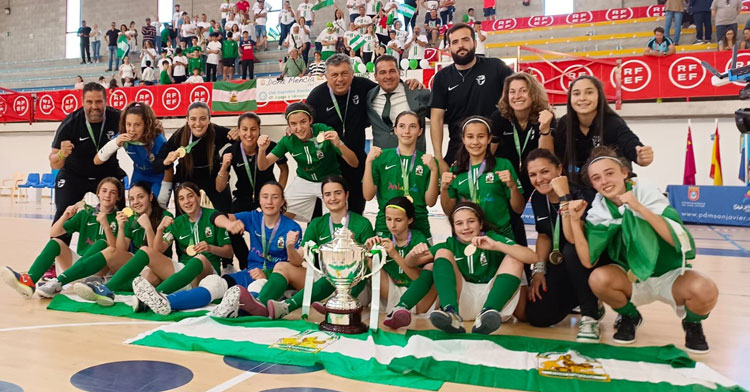 Las jugadoras andaluzas y el cuerpo técnico posando con el título. Foto: RFAF