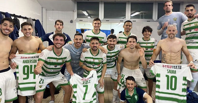 La foto de la victoria en el vestuario de Paterna, con el recuerdo a los ausentes. Foto: Córdoba Futsal