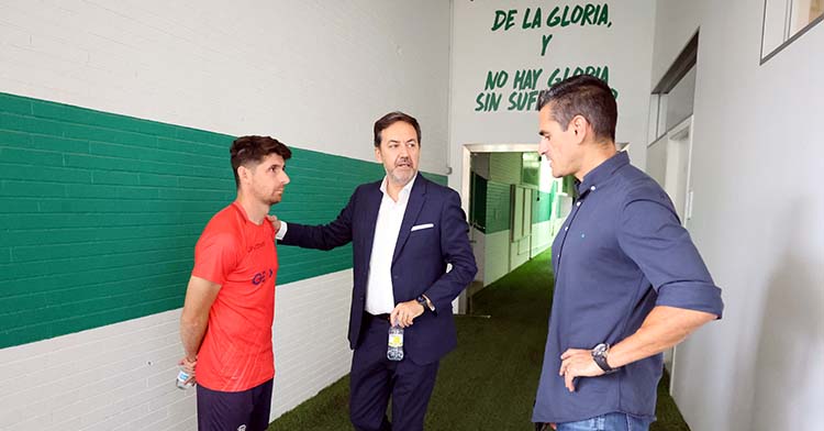 Antonio Fernández Monterrubio saludando a Javi Flores en presencia de Juanito.
