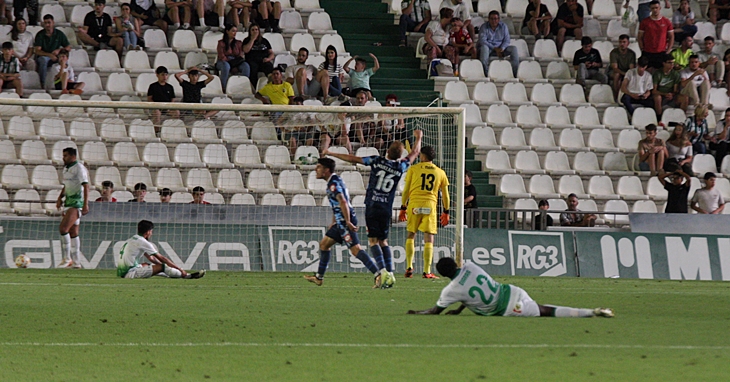 Jugadores desolados ante el gol del Ferrol.