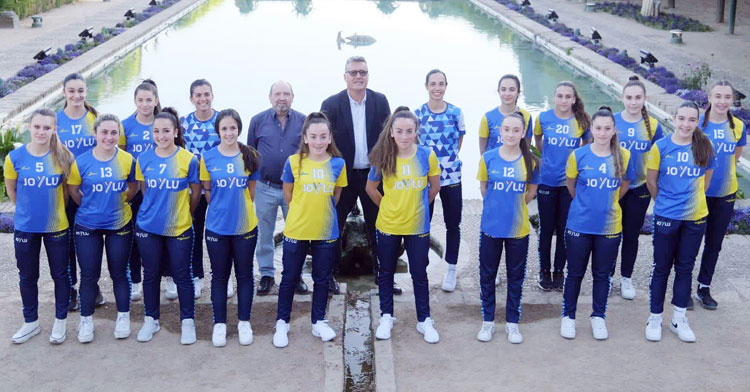 La foto de temporada del Adecor cadete femenino de voleibol en los Jardines del Alcázar