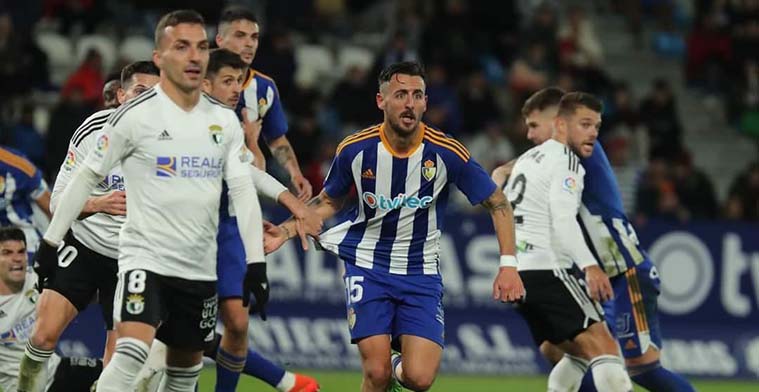 El cordobés Adri Castellano en el centro de la imagen en el partido ante el Burgos.