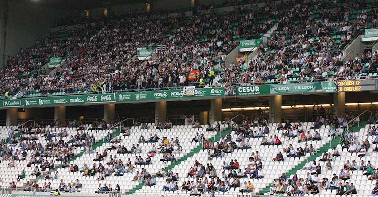 La afición del Badajoz copó la preferencia de El Arcángel.