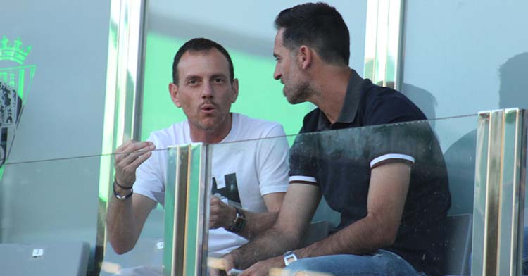 El técnico malagueño del Linares, Alberto González, viendo el partido del Córdoba ante el Racing de Ferrol.