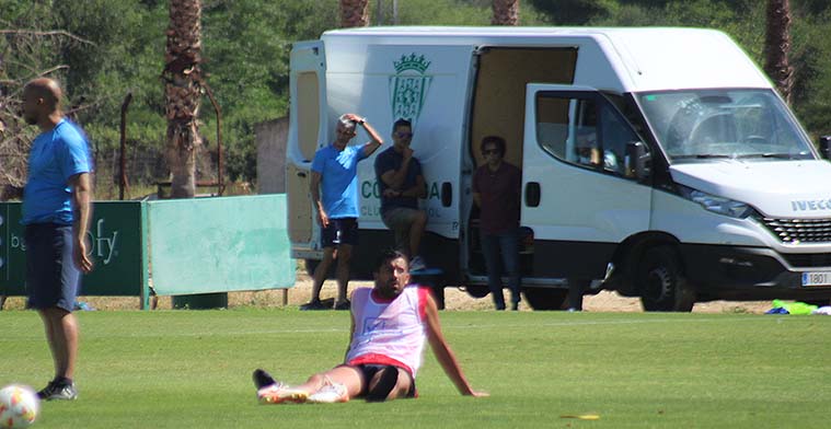 Alberto Jiménez en primer plano, el último fichaje de Juanito y Raúl Cámara que siguen al fondo el entrenamiento del Córdoba.