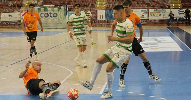 Álex Viana pisa el balón ante un navarro por los suelos.